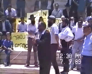 הרב מאיר כהנא היד בעצרת עם תשמט יהודים, דעו מי אתם, אנו עם נבחר סגולה! 00:01:46